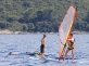 W poprzednim tygodniu Piotrek rozpoczął naukę windsurfingu. Po tygodniu, w grupie Radka, doskonalił zwrot przez rufę.