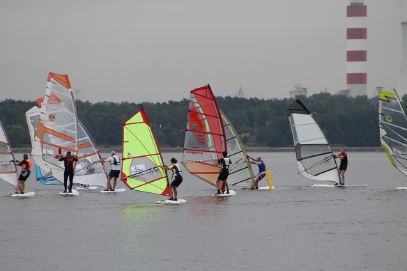 Kominy w tle być może wyglądają "egzotycznie". Ale to właśnie Elektrowni zawdzięczamy możliwość pływania na windsurfingu do później jesieni (ciepła, niezamarzająca woda). A niektórzy pływają nawet w zimą!